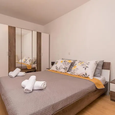 4 Bedroom Amazing In Holiday home Sukosan