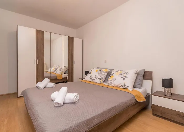 4 Bedroom Amazing In Prázdninový dům Sukošan