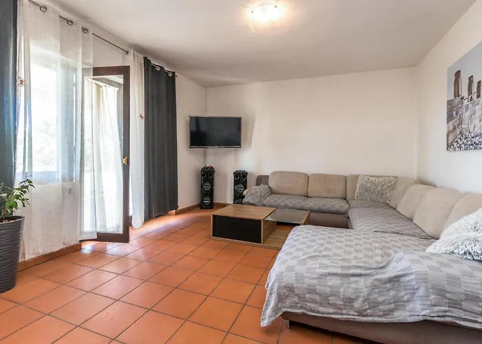 4 Bedroom Amazing In Prázdninový dům *