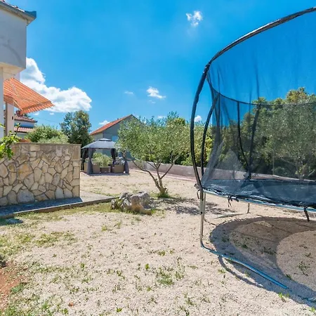 Holiday home 4 Bedroom Stunning In Sukosan