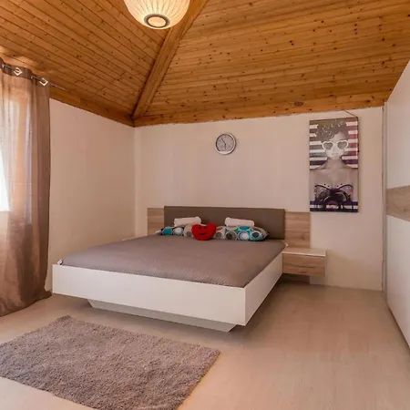 4 Bedroom Stunning In Holiday home